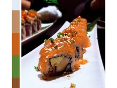 三文鱼牛油果饭卷-山上下日本料理(万象城店)