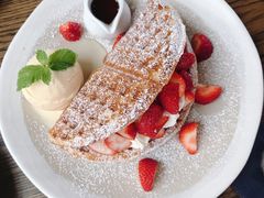 草莓松饼-ROAST coffee & eatery