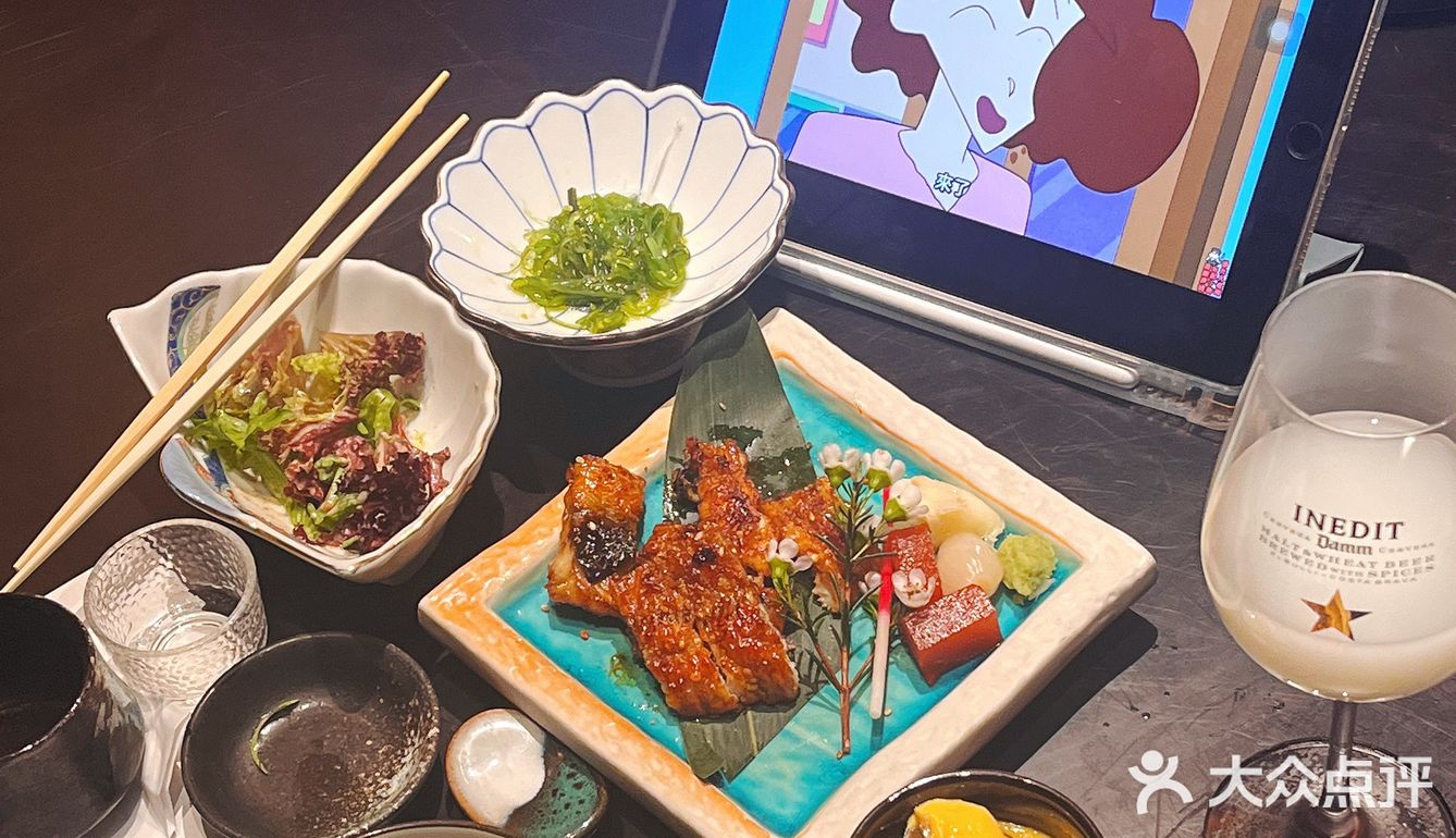 一个人边吃日料边看蜡笔小新是种什么体验？