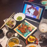 一个人边吃日料边看蜡笔小新是种什么体验？