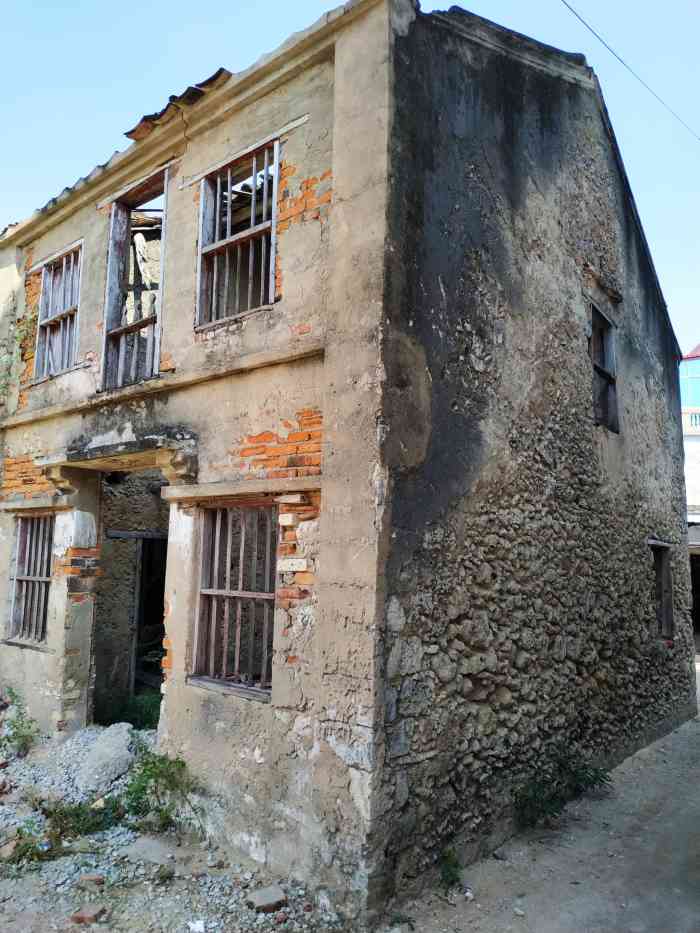 港门村社区-"地点:港门村社区,在河东路,三亚市教育局.