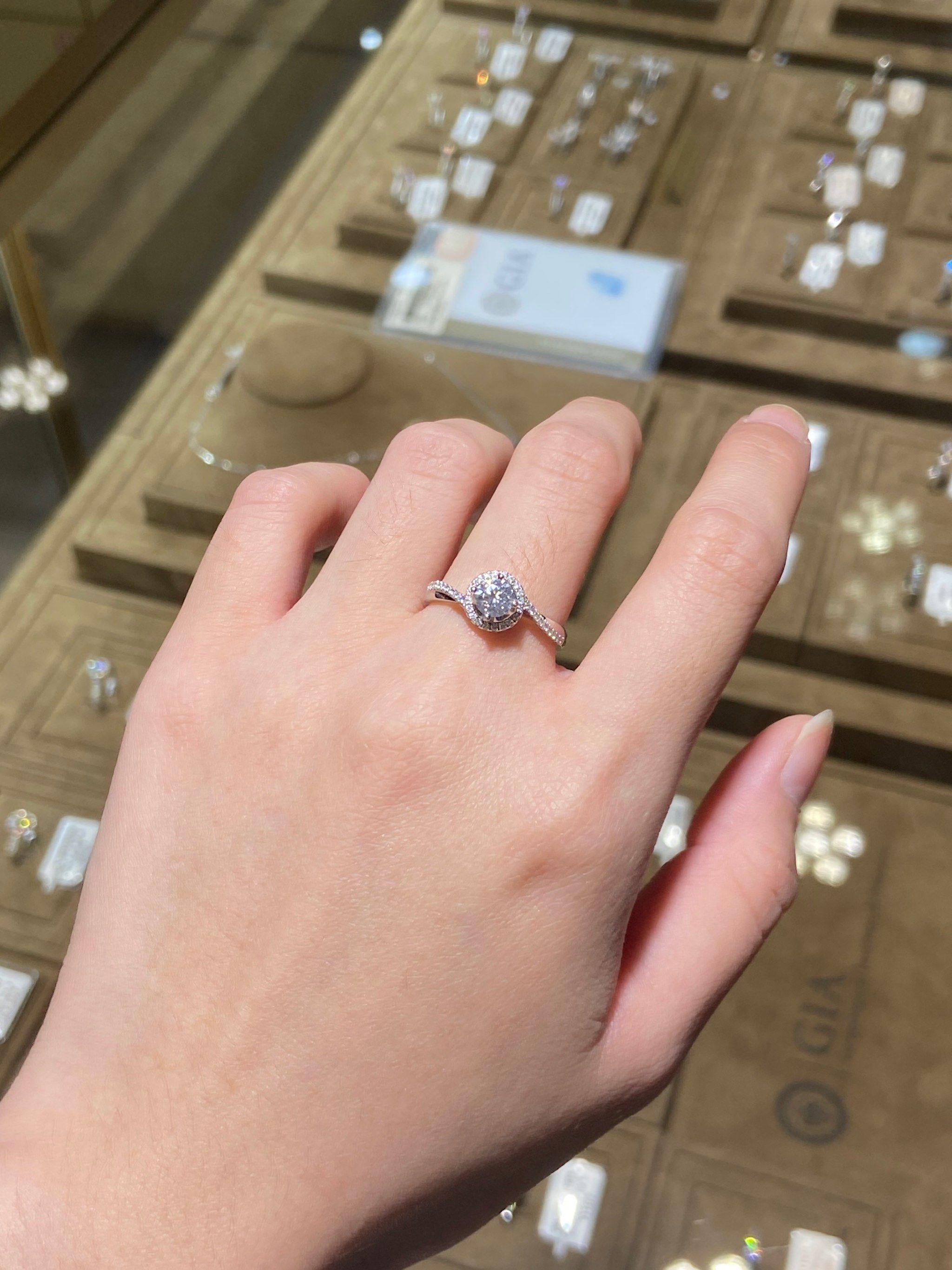 今天他带我来选钻戒啦