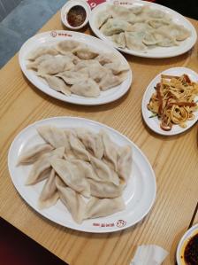 御尚禧虾仁水饺(平治街店"位于平治街上御尚禧虾仁水饺,地理位置好