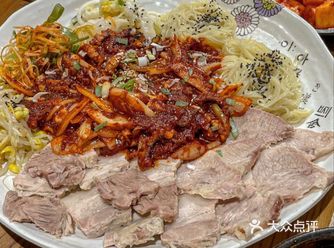 近日，我在市中心的一家小餐馆品尝了一碗美味的牛肉汤饭