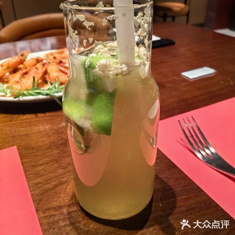 西班牙海鲜饭量很大一份两个人完全够吃里面的海鲜也很新鲜