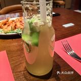 西班牙海鲜饭量很大一份两个人完全够吃里面的海鲜也很新鲜