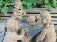出了大堂偶然发现了，很有趣了，四个小泥人在喝酒-七贤国际青年旅舍(西七路分店)