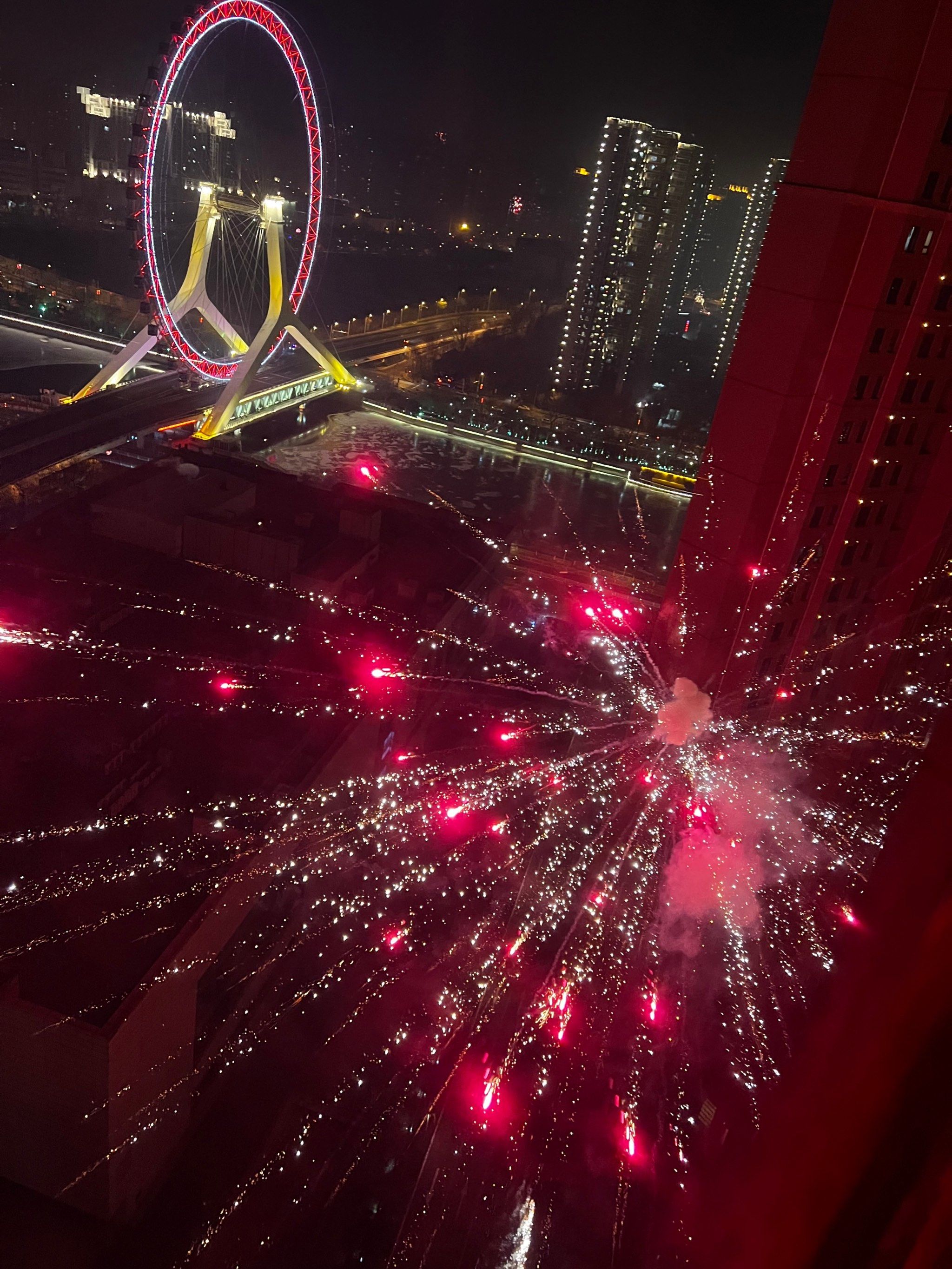 在天津!摩天轮下的烟花真好看