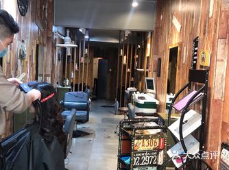 在普善路延长路附近，店面不大