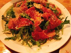 芝麻菜沙拉配风干火腿-羽深肉铺 Steak & Wine