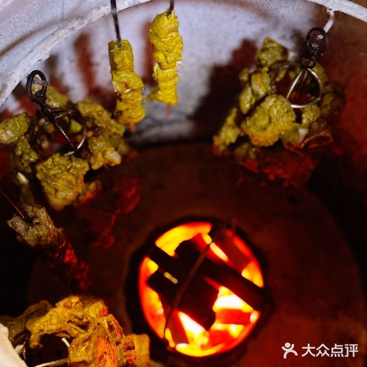 吃丝绸美食置办龙年年货就来伊带伊路喽