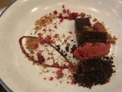 覆盆子巧克力蛋糕-植物园哈利亚餐厅
