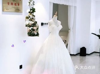 最近双节临近，也到了一个大的结婚季，不少的情侣都在挑