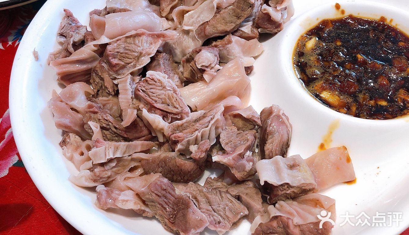 吃到后面有点倒牙护心肉蛮好吃的配的酱感觉很好吃