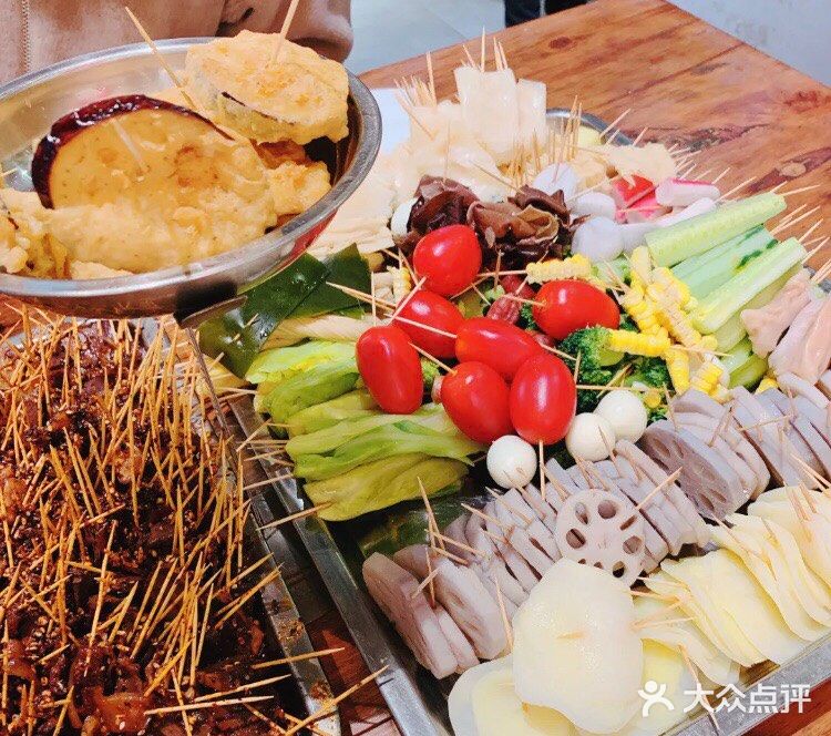 提前煮好的菜用牙签串好，荤的素的都一个价，按签收费