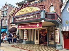 -小镇影院迪士尼小熊Duffy与他的朋友合影地