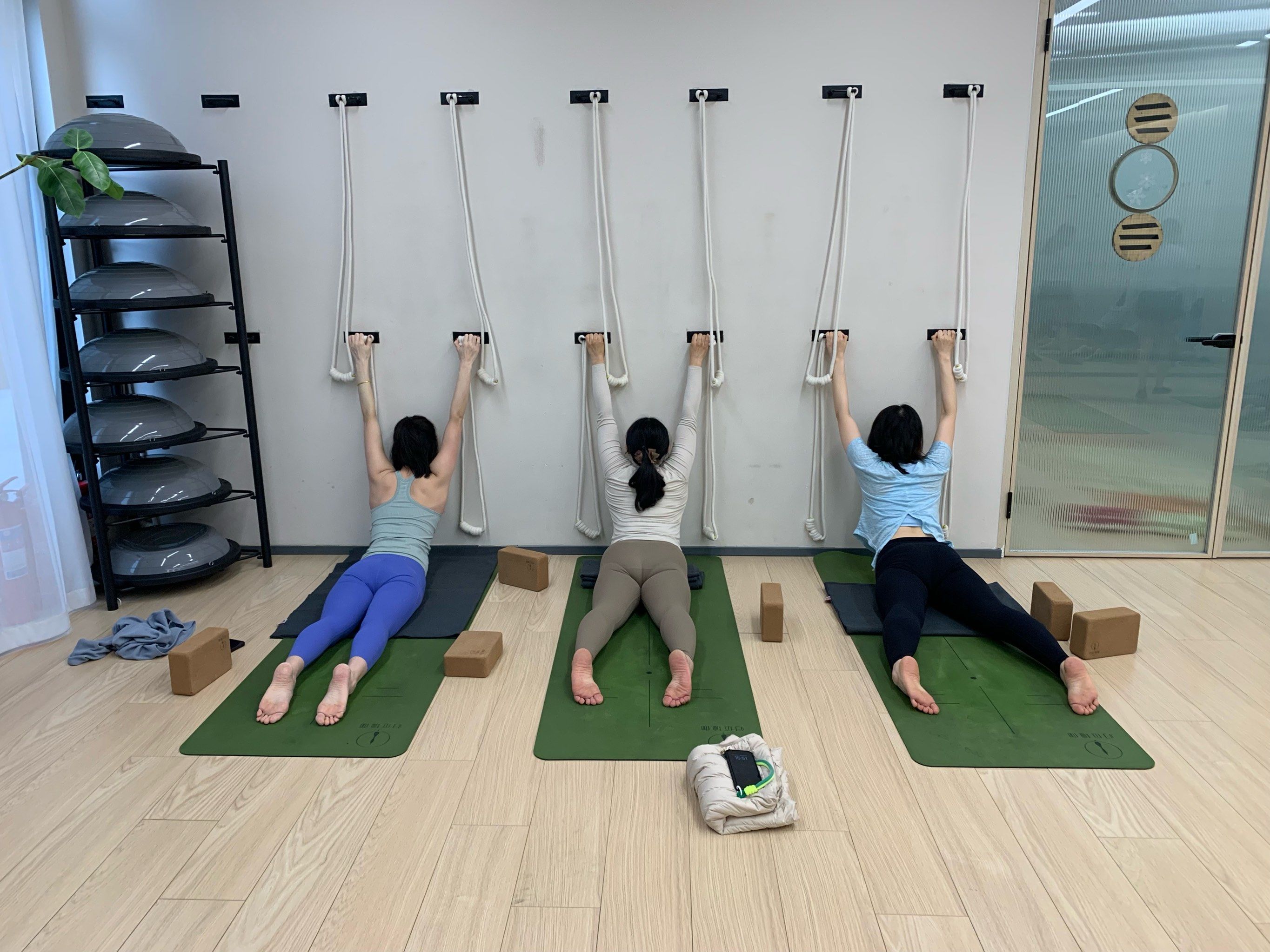 每周一次的艾扬格墙绳