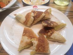 黄米烙-小船渔村•大连菜•大连焖鱼(明泽街店)