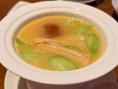 浓汤鲜腐竹浸丝瓜-华尔道夫酒店·紫金阁