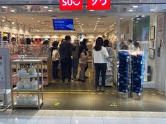 -名创优品(北京新中关购物中心地铁层店)
