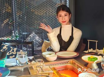 招牌牛油锅底一端上来,红亮的牛油块看着就超带劲