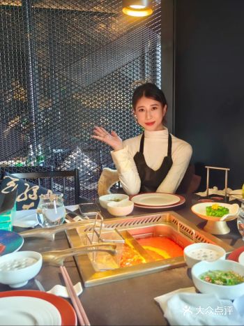 招牌牛油锅底一端上来,红亮的牛油块看着就超带劲