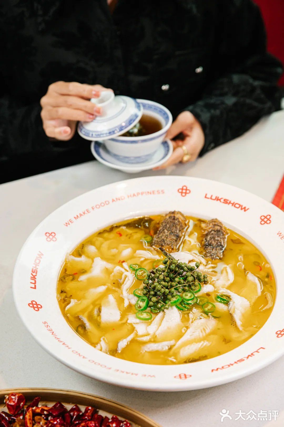冬阴功mix酸菜鱼，禄鼎记这波操作绝了！