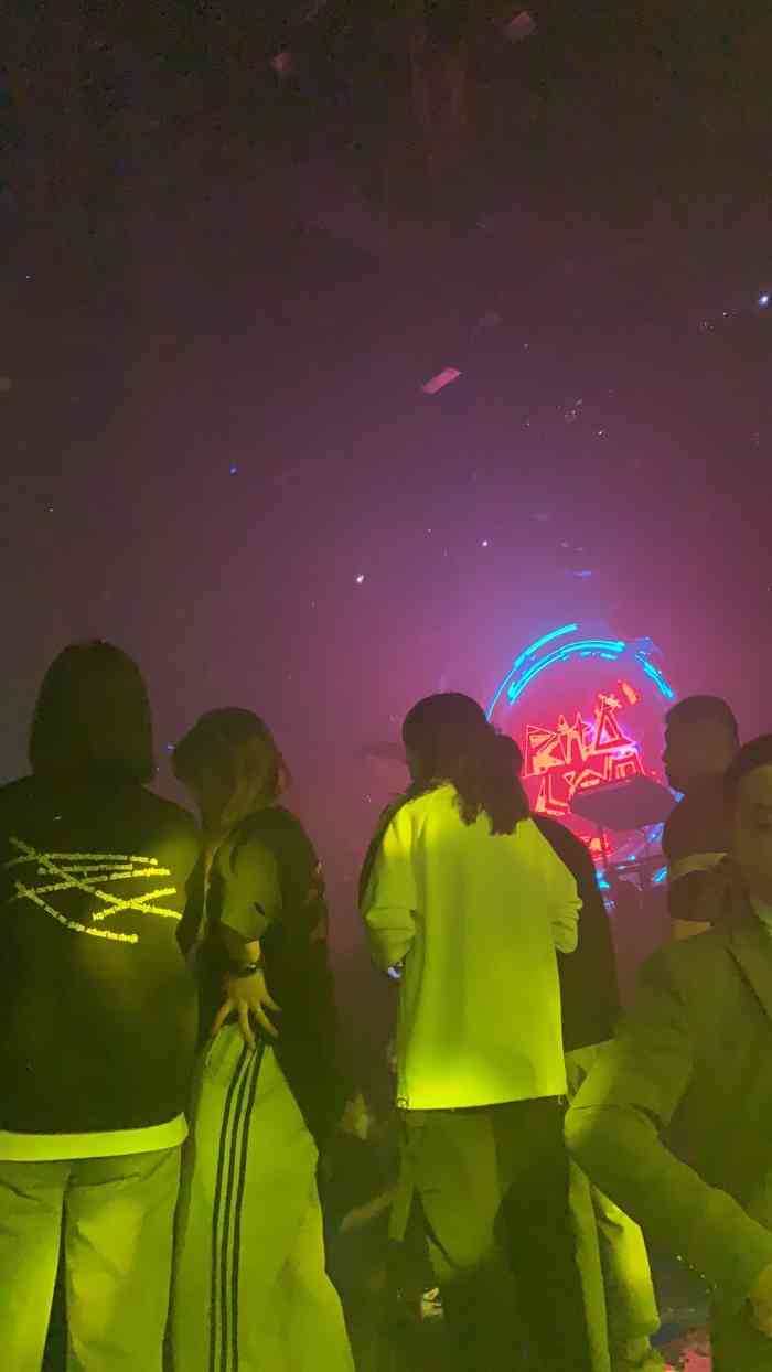 该店位于重庆万象城5楼,算是重庆氛围最好的space的酒吧的店.