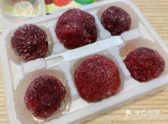 网红同款杨梅冰很大颗大颗的，但是口味就……
