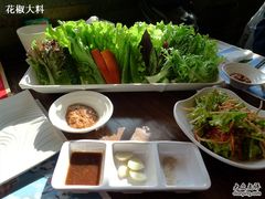 沾料和赠送的蔬菜、沙拉-向阳庄烧烤店(望京西园店)