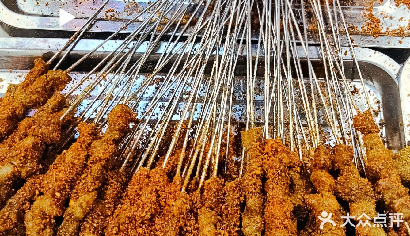 酥掉渣的烧饼包裹上肥瘦相间的肉串，分分钟勾起你的食欲！