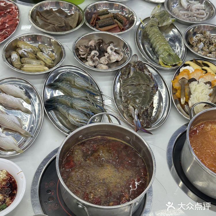 在梁知令火锅体验吃梭子蟹自由的快乐