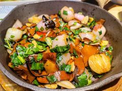 铁盘香煎黑牛肝菌-云海肴·汽锅鸡·云南代表菜(天山百盛优客店)