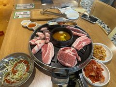 -江南猪肉商会无限续吃(弘大店)
