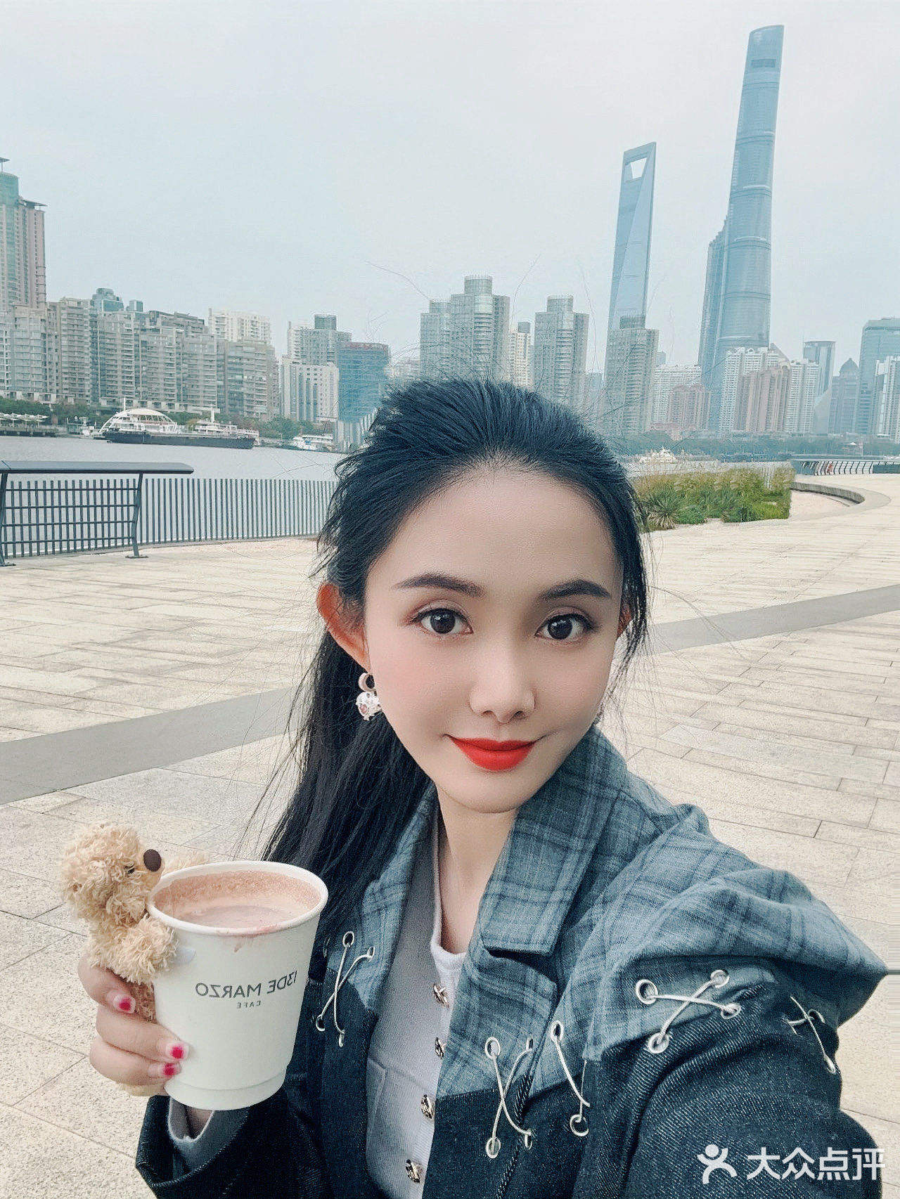 被小熊包围的咖啡店买咖啡送小熊