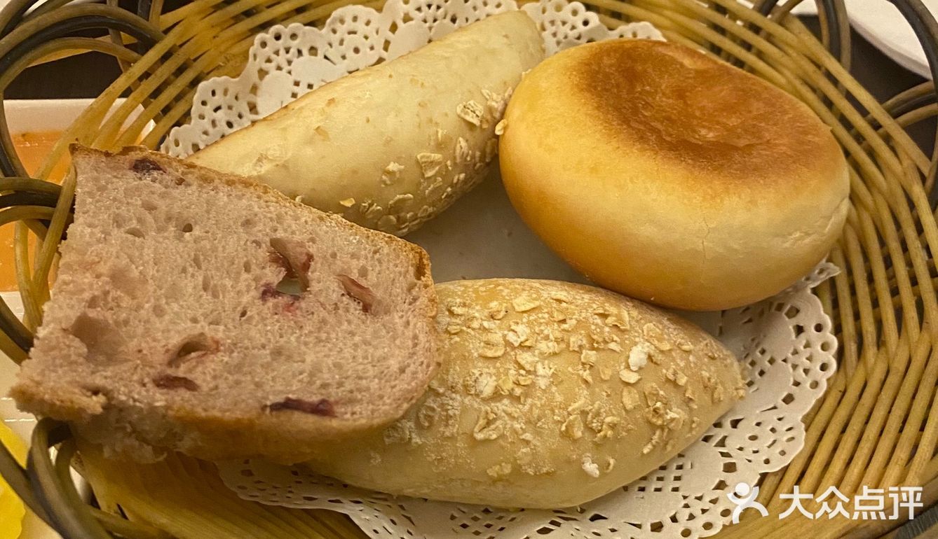 太适合约好友喝酒聊天了。「餐前面包」都是健康的全麦面包