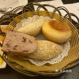 太适合约好友喝酒聊天了。「餐前面包」都是健康的全麦面包