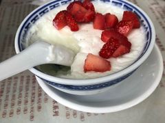 草莓双皮奶-周大娘牛乳(旧寨古村总店)