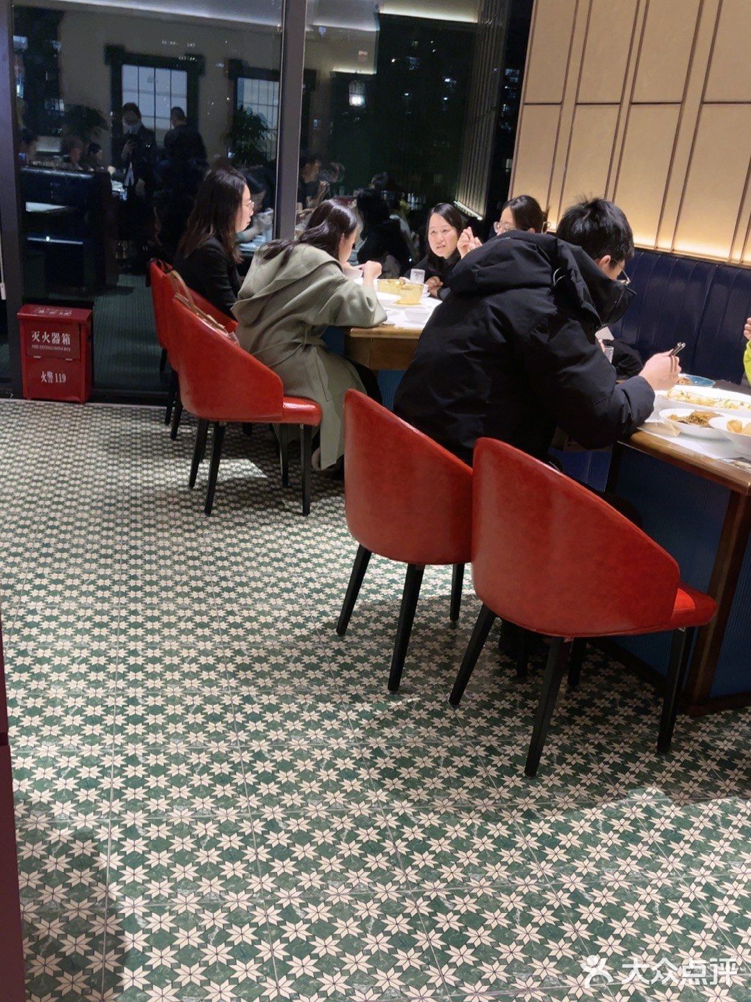 位于高科西路地铁站中建广场3楼的一家上海本帮菜盏记御鲜坊
