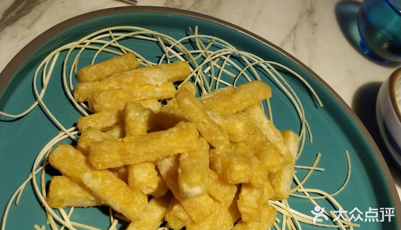 外面那层裹着咸蛋黄，配在一起超级好吃。为这个打call