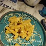 外面那层裹着咸蛋黄，配在一起超级好吃。为这个打call