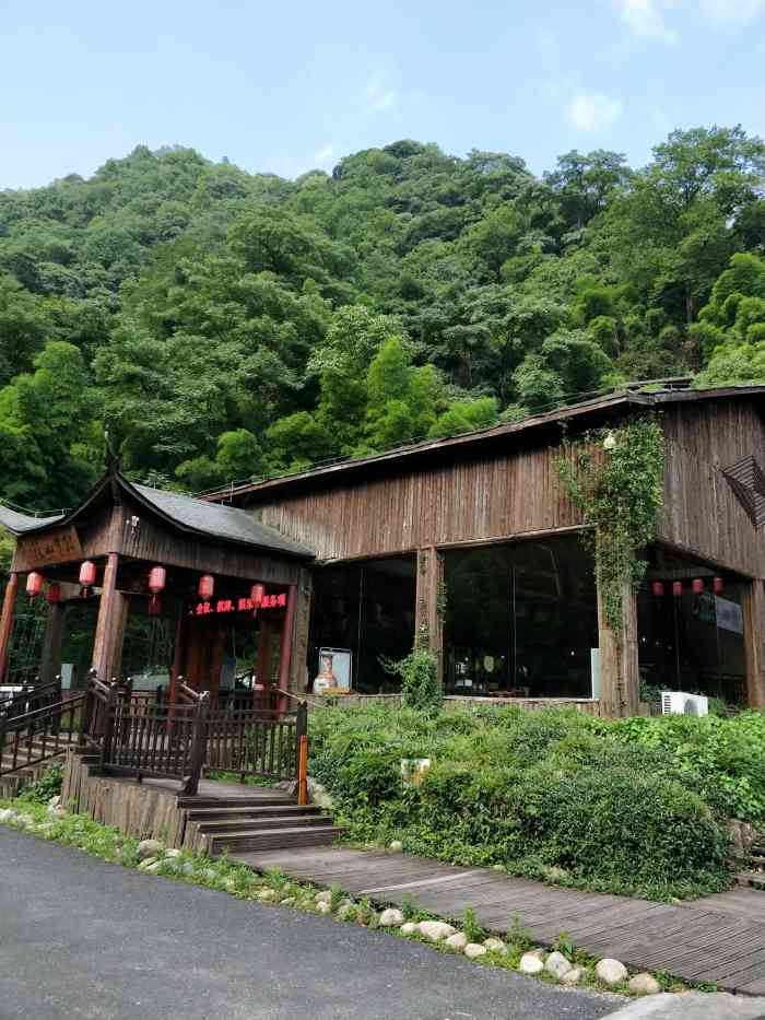 牯牛降牯牛山庄-"环境很好,就是木屋时间太久,设施陈旧,里.