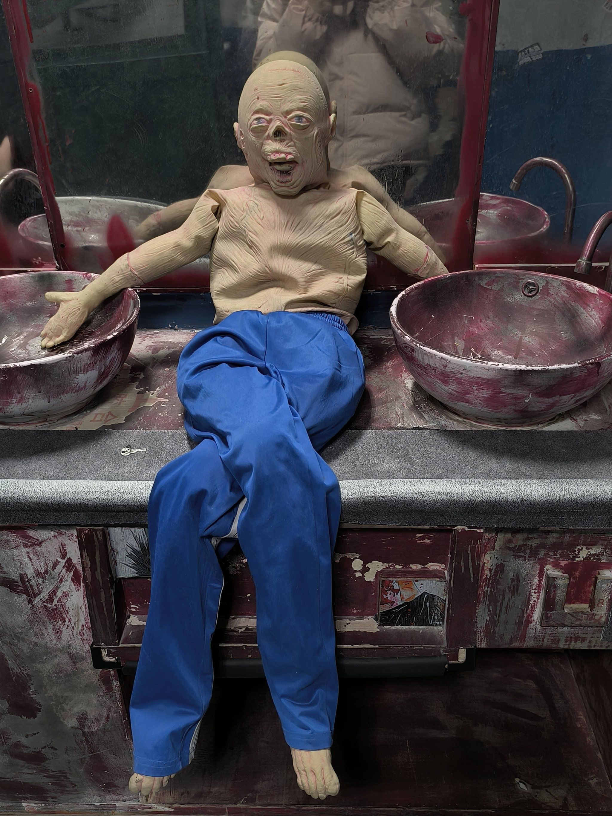 狭窄的过道,昏暗的灯光,破旧不堪的厕所设施,每一处细节都散发着恐怖