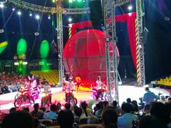 摩托车手们谢幕-环球城国际大马戏