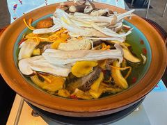 见手青野生菌乌鸡汤锅-饱嗝·小炒云南菜·见手青乌鸡汤锅(来凤街国创园店)