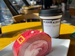 草莓红丝绒瑞士卷-星巴克臻选(西安钟楼店)