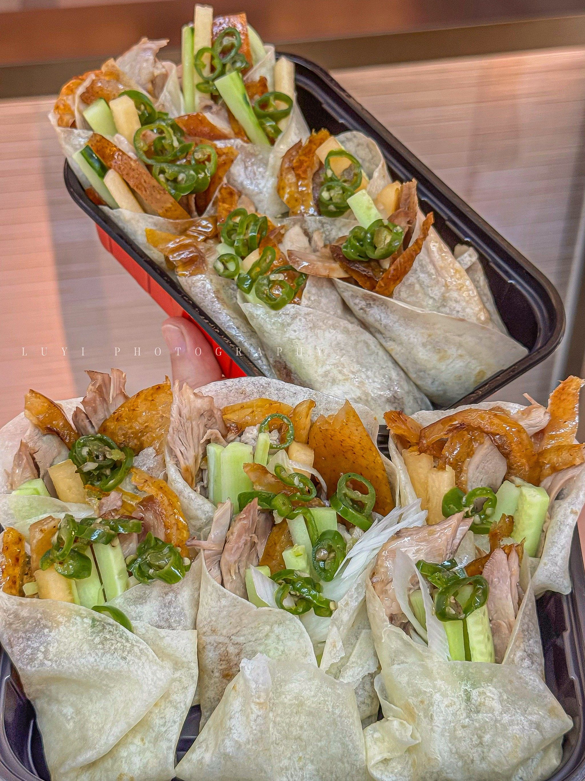 n谁敢想,烤鸭卷饼还能配绿辣子呢!
意外的很搭配!