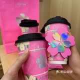 被粉嫩的樱花🌸包围，一口下去春天的味道💕