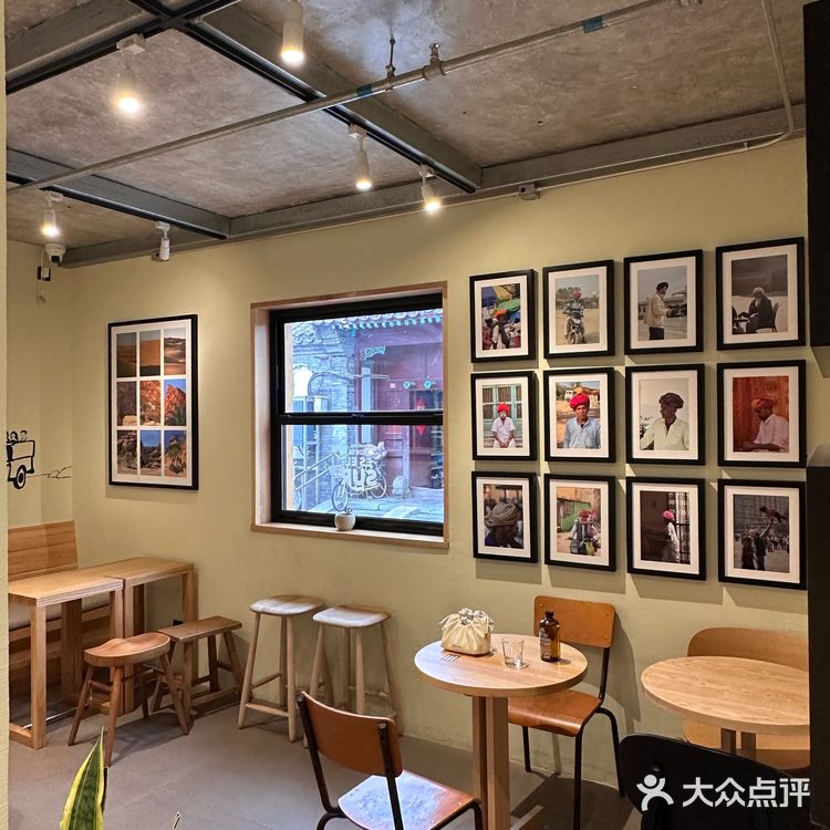找到了胡同里空间很大的咖啡馆！木质风还有猫！