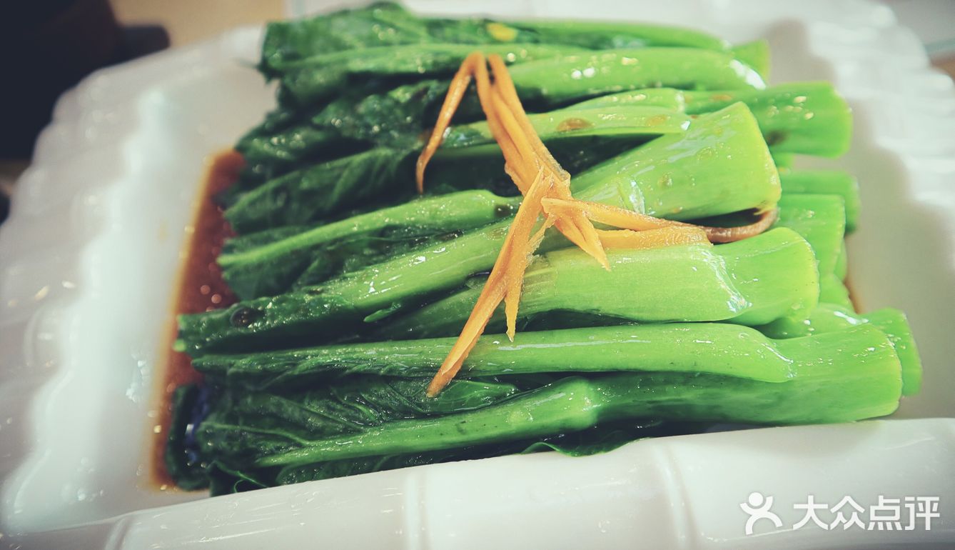 笑吟一壶茶，静看车马穿尘